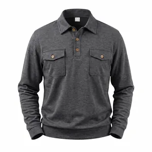 Detalle de sudadera tipo polo de manga larga para hombre con bolsillos frontales.
