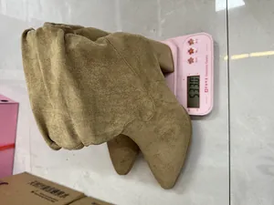 Nahaufnahme von hellbraunen Wildlederstiefeln auf einer Waage mit 533,0g Gewicht
