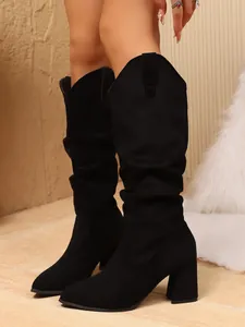 Seitenansicht schwarzer Westernstiefel aus Wildleder mit Blockabsatz und V-Ausschnitt