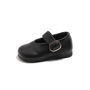 Chaussures Mary Jane noires classiques pour filles avec bout rond et bride à boucle.