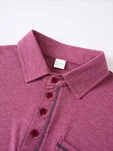 Detailaufnahme eines Polo-Kragen für Herren mit vier Knöpfen und Kontrastnähten