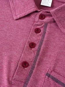 Detailaufnahme eines Herren-Poloshirt-Kragens mit Knöpfen und strukturierter Textur