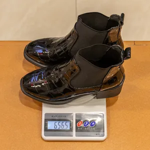 Botines de charol con estampado de cocodrilo negro que pesan 656 g en báscula digital