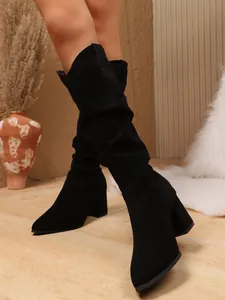 Seitenansicht schwarzer Wildleder-Westernstiefel mit V-Ausschnitt und Blockabsatz