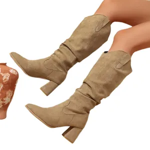 Klassische khakifarbene Kniehohe Westernstiefel aus Wildleder mit V-Schnitt und Blockabsatz