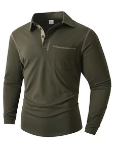Nahaufnahme eines olivgrünen Langarm-Poloshirts mit Kontrastnähten und Brusttasche.