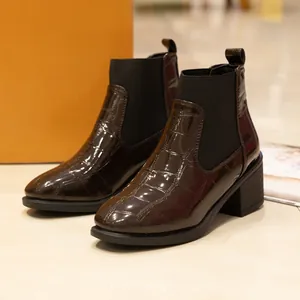 Elegantes botines Chelsea marrón oscuro con estampado de cocodrilo y cómodo tacón ancho