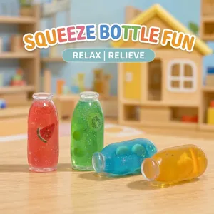 Close-up van kleurrijke miniatuur driftfles squishy speelgoed met fruitglitters.