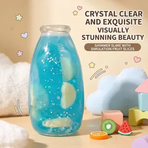 Gedetailleerde macroweergave van een blauwe glittergel banaan driftfles stressverlichtend