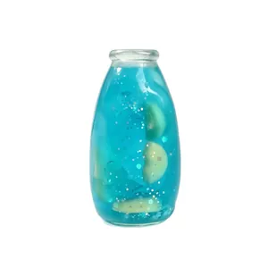 Blauwe gel anti-stress speelgoedfles met glitters en plakjes banaan voor ontspanning