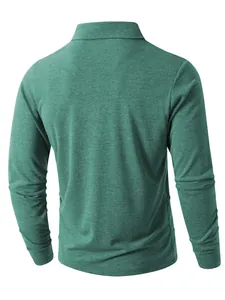 Rückansicht eines melierten, grünen Langarm-Poloshirts für Herren mit sauberem Kragen