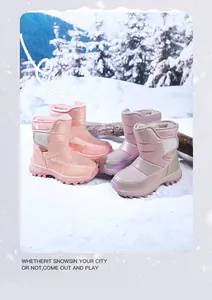 Gemütliche, irisierende, pelzgefütterte Kinder-Schneestiefel in einer Winterschneeszene