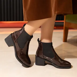 Botines marrones para mujer con textura de cocodrilo y tacón de bloque real