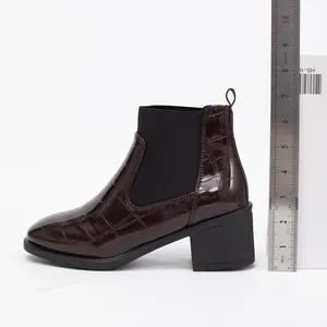 Elegante botín Chelsea burdeos con estampado de cocodrilo y tacón de bloque