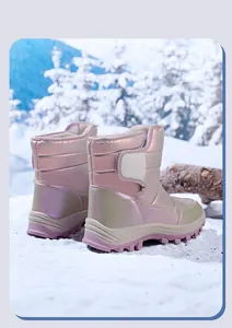 Rosa schillernde Kinder-Schneestiefel mit warmem Futter im Winterwald-Szenario