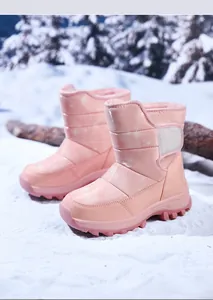 Detailansicht rosa Mädchen-Winterstiefel mit warmem Plüschfutter und Sternenmuster.