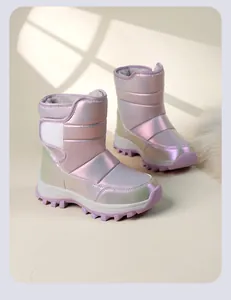 Detailansicht der schillernden rosa Schneestiefel für Mädchen mit warmem Futter.