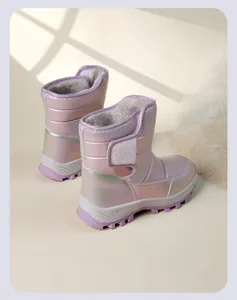 Detailansicht der schillernden rosa Kinder-Schneestiefel mit weichem Fleecefutter