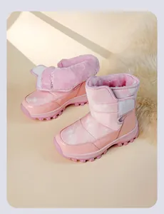 Detailansicht von rosa Mädchen-Schneestiefeln mit dickem Plüschfutter und rutschfester Sohle