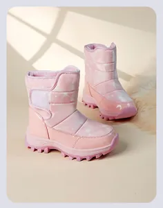 Detail von rosa Kinder-Schneestiefeln mit glänzenden Sternmustern und Plüschfutter