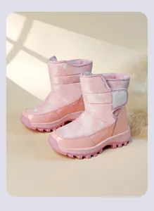 Detailansicht der rosa glitzernden, fleecegefütterten Mädchen-Schneestiefel mit rutschfester Sohle.