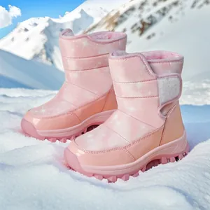 Warme rosa Kinder-Schneestiefel mit Sternenmuster und kuscheligem Fleecefutter für Winter.