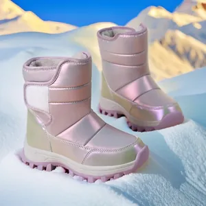 Glänzende perlrosa Kinder-Schneestiefel mit warmem Plüschfutter für Mädchen