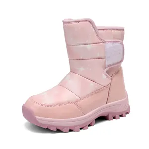 Rosa Mädchen-Schneestiefel mit Glitzermuster, warmem Fleece-Futter und rutschfester Sohle.