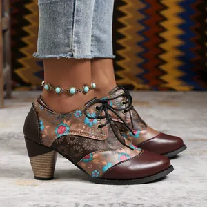 Nahaufnahme von ethnischen Blumen-Patchwork-Schuhen mit Blockabsatz und Schnürung