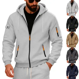Dettaglio felpa con cappuccio e zip da uomo con tasca sul braccio e varie opzioni colore