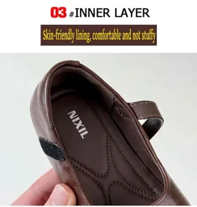 Nahaufnahme des atmungsaktiven weichen Innenfutters brauner Mary-Jane-Lederschuhe für Mädchen