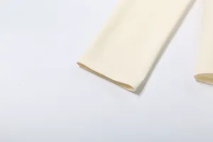 Nahaufnahme der hochwertigen flachen Nähte am eleganten beigen Langarm-Bündchen