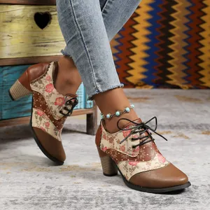 Vintage-Stiefeletten mit Blumenmuster, Blockabsatz und böhmischen Schnürdetails