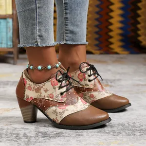 Detailaufnahme ethnischer Patchwork-Stiefeletten mit Blumenmuster und Blockabsatz