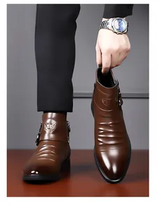 Detailansicht der polierten braunen Chelsea-Boots aus Leder für Herren mit Schnalle