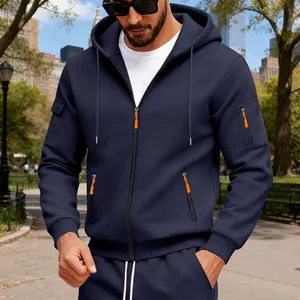 Dettaglio di una felpa con cappuccio blu navy con cerniere arancioni e tasche laterali