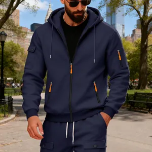 Dettaglio felpa con cappuccio blu navy da uomo con tiranti zip arancioni