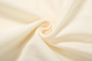 Nahaufnahme der Textur des hochwertigen cremefarbenen Strickstoffs mit feinen Webmustern