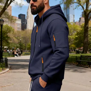 Dettaglio felpa con cappuccio blu navy con zip e tasca sulla manica in un parco