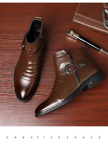 Detailansicht der braunen Leder-Chelsea-Boots für Herren mit Schnalle und Reißverschluss.