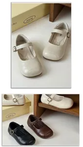 Detailansicht der Mary Jane Lederschuhe für Mädchen in Beige, Schwarz und Braun