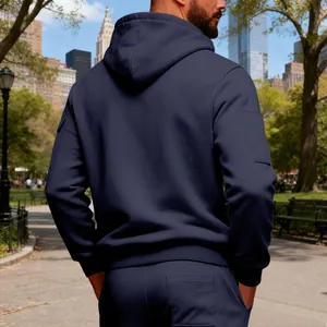 Vista dettagliata della tasca funzionale con zip sul braccio di questa felpa blu navy da uomo