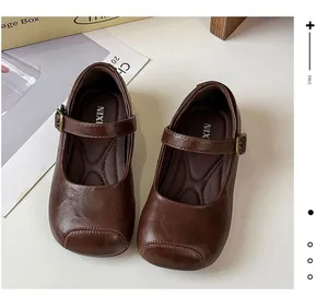 Detailansicht von braunen Mary Jane-Schuhen aus Leder für Mädchen mit weicher Innensohle