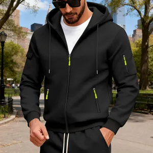 Dettaglio felpa con cappuccio nera da uomo con tasche tattiche sulle braccia e zip.