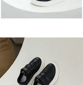 Detaillierte Ansicht schwarzer Kleinkind-Sneaker mit weißer Sohle und Klettverschluss.