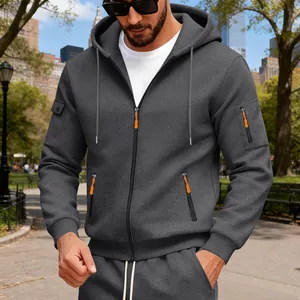 Dettaglio felpa con cappuccio grigia da uomo con tasche sulle braccia e zip arancioni