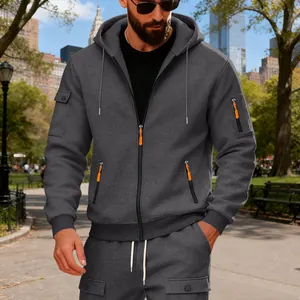 Vista dettagliata del set felpa grigia da uomo con zip e tasche funzionali arancioni