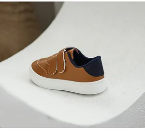Makroansicht von braunen Klett-Kinderschuhen mit weißer Sohle und blauen Akzenten