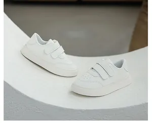 Detailansicht weißer Kindersneaker mit doppeltem Klettverschluss und klarem, minimalistischem Design.