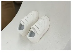 Detailansicht weißer Kindersneaker mit doppeltem Klettverschluss und perforierter Zehenkappe.
